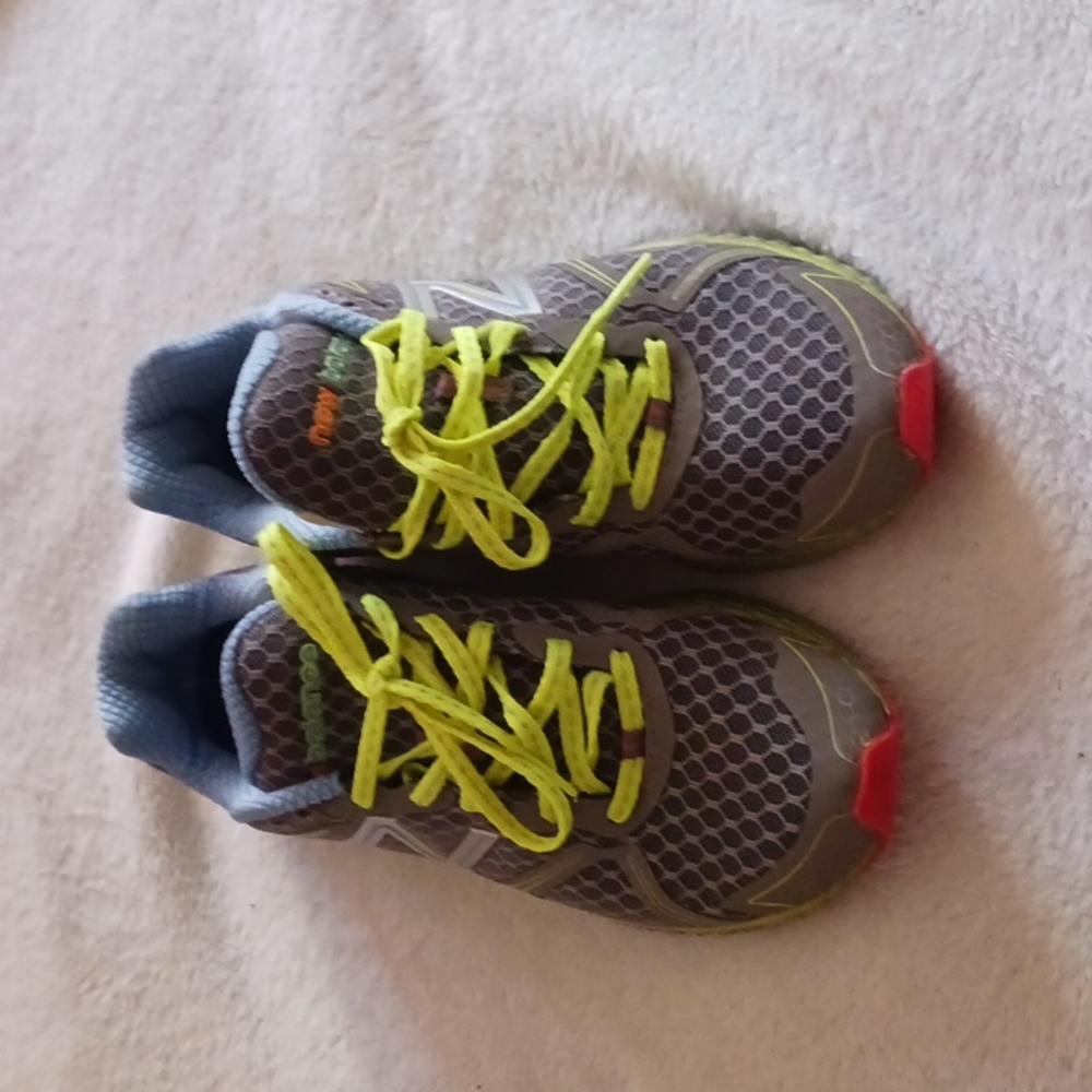Tennis shoes